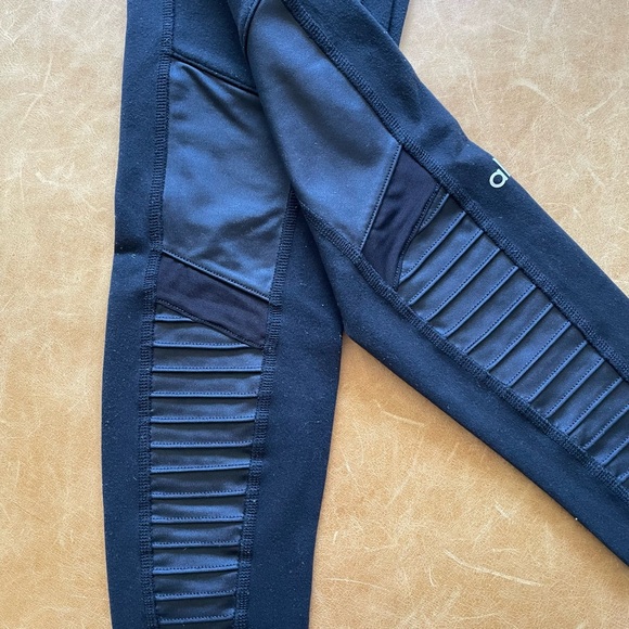 Alo Moto Legging - Picture 4 of 8